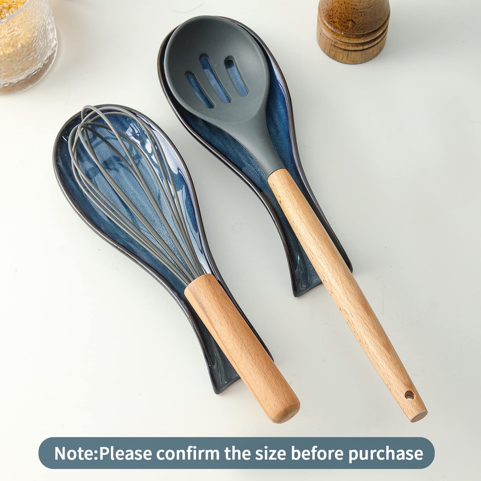 Decoración de cocina en azul marino con reposacucharas HASENSE.