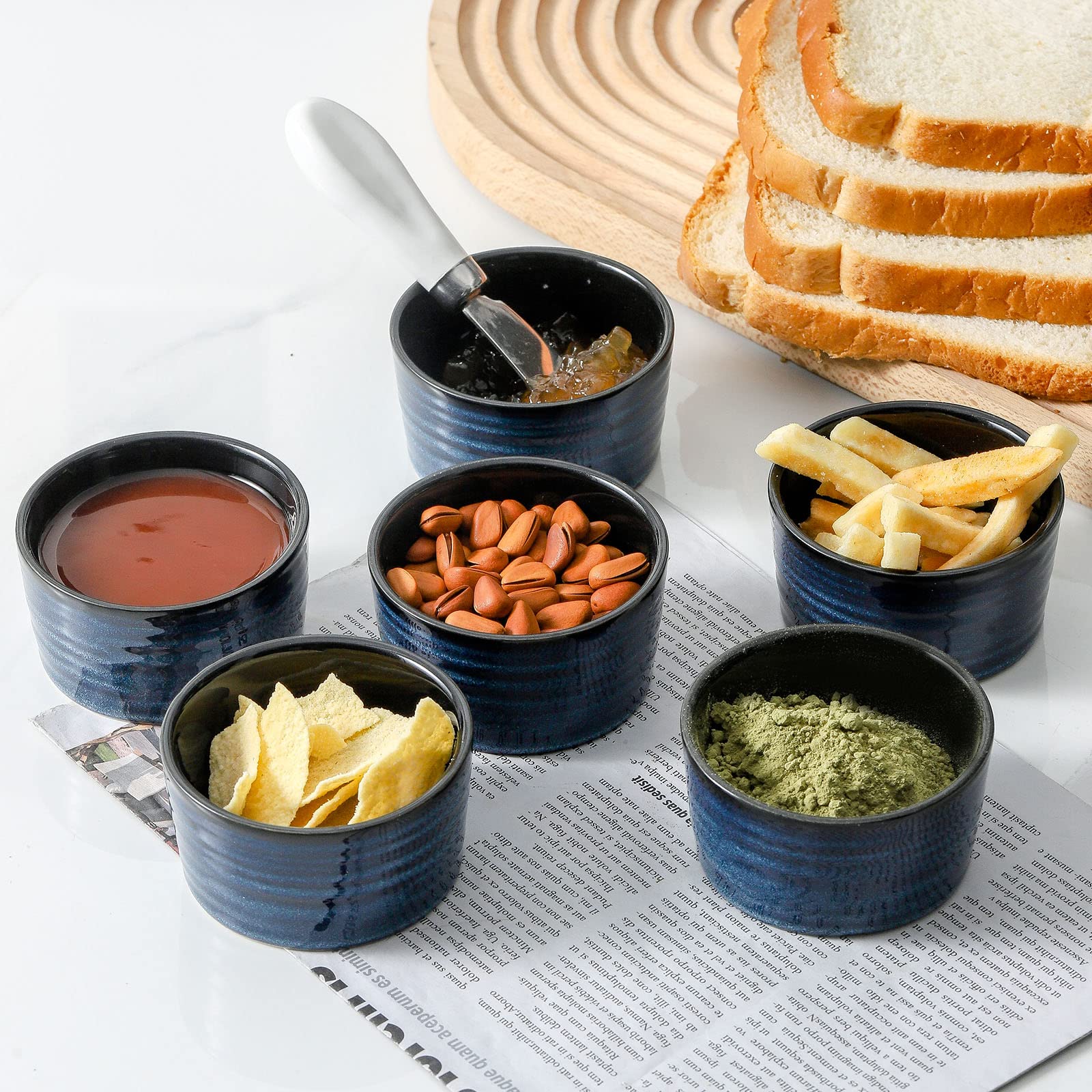 Presenta mesas con estilo HASENSE, ramequines azules para postres y aperitivos atractivos.