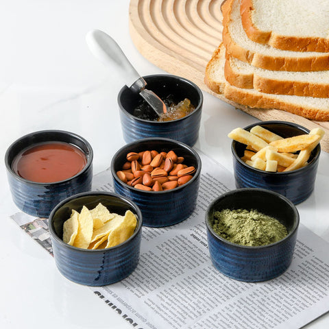 Presenta mesas con estilo HASENSE, ramequines azules para postres y aperitivos atractivos.