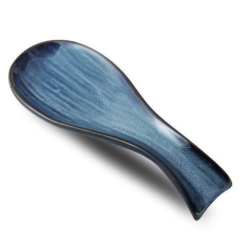 Hasense reposacucharas de cerámica azul marino sobre encimera, función decorativa y práctica.