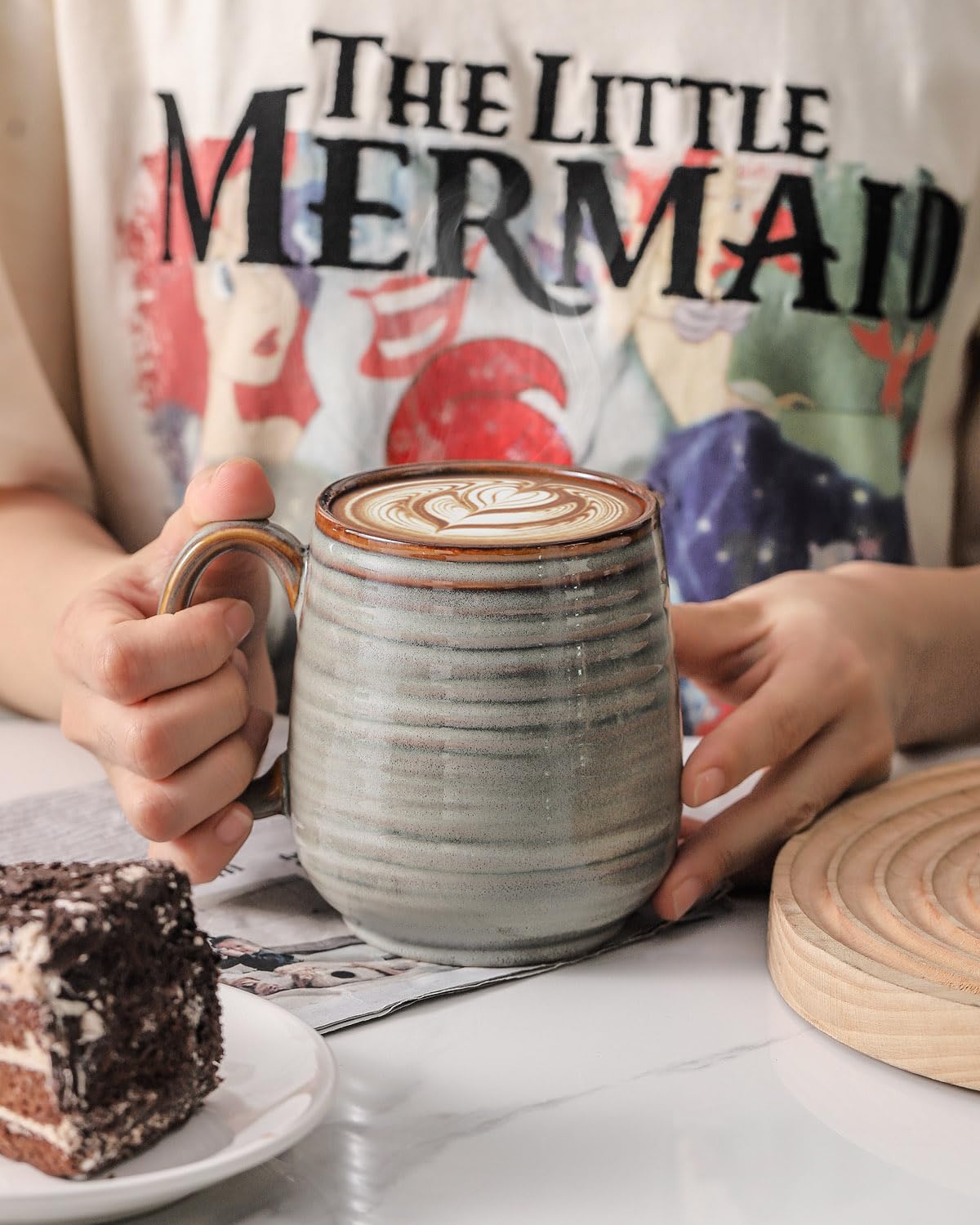 Taza cerámica HASENSE con diseño marrón ondulado para la mesa