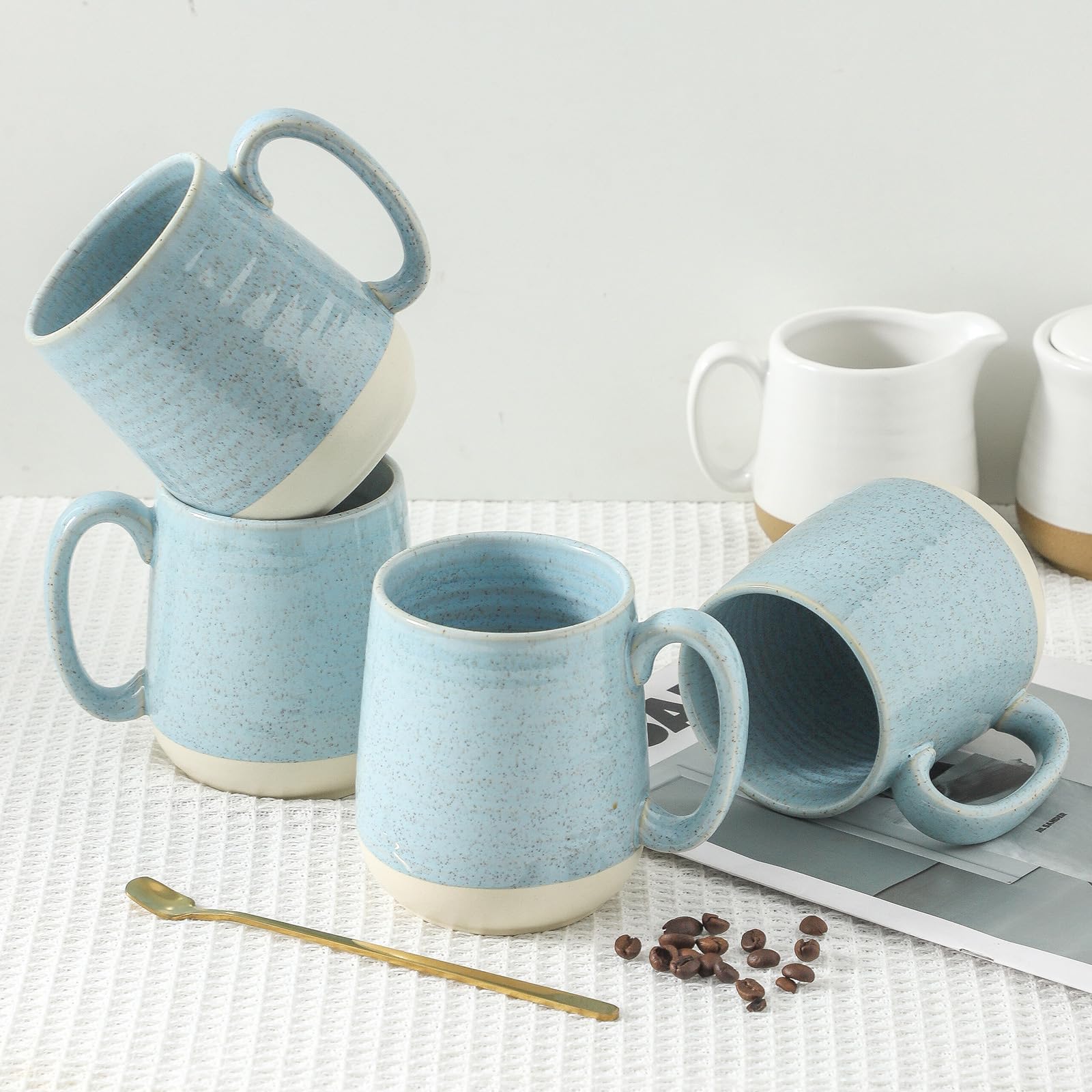 Hasense tazas cerámicas 15 onzas azul claro en mesa, ambiente sereno.