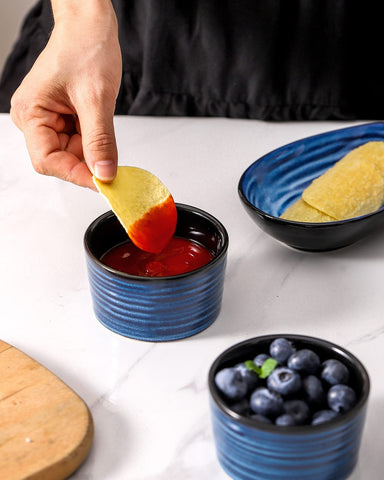 Hasense tazones para salsas de cerámica azul, prácticos para mojar y servir.