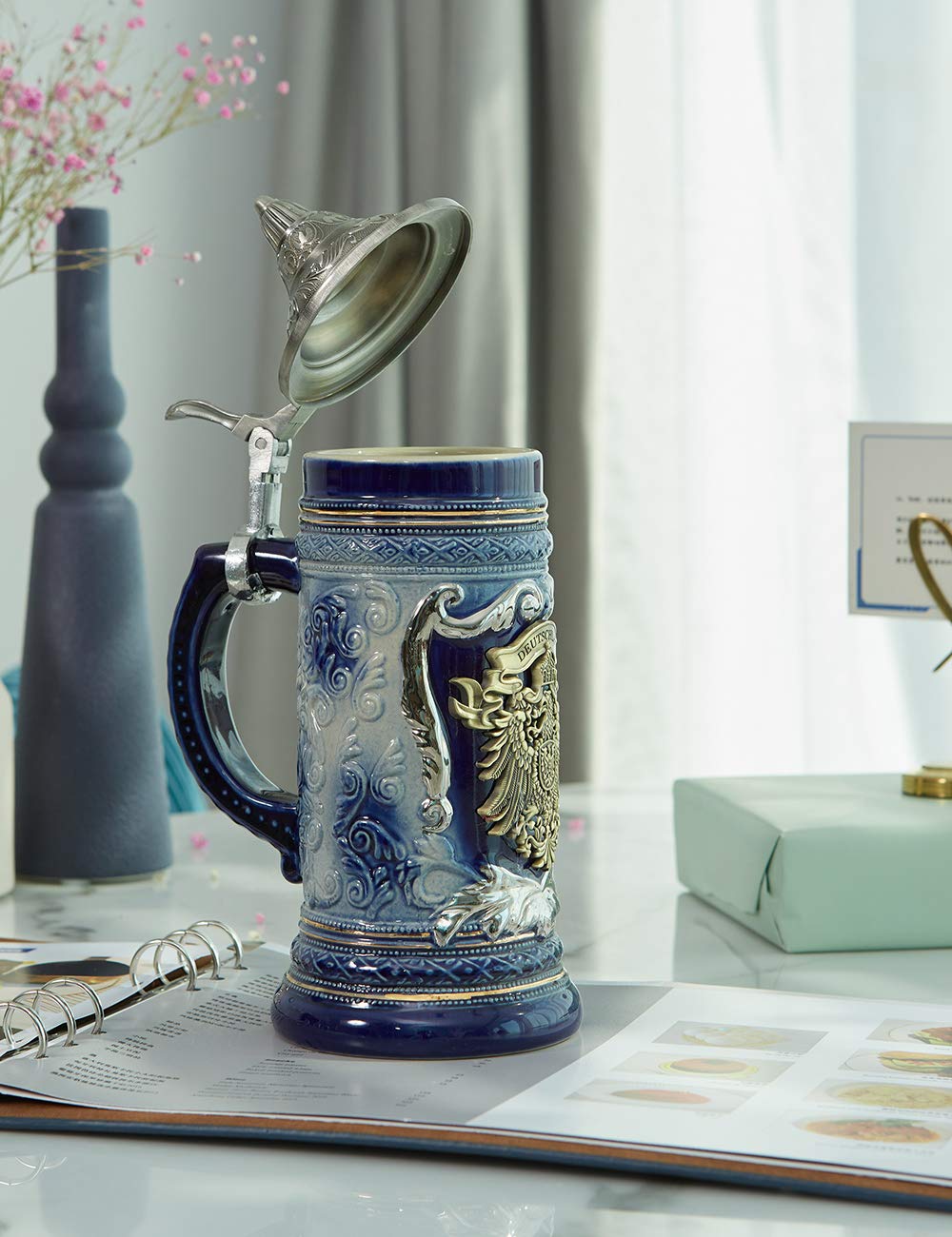 HAUCOZE Stein con medallón de águila alemana, ideal como pieza decorativa.