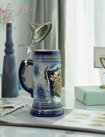 HAUCOZE Stein con medallón de águila alemana, ideal como pieza decorativa.