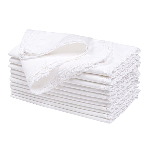 Hausattire: servilletas de tela blancas con encaje para mesa elegante.