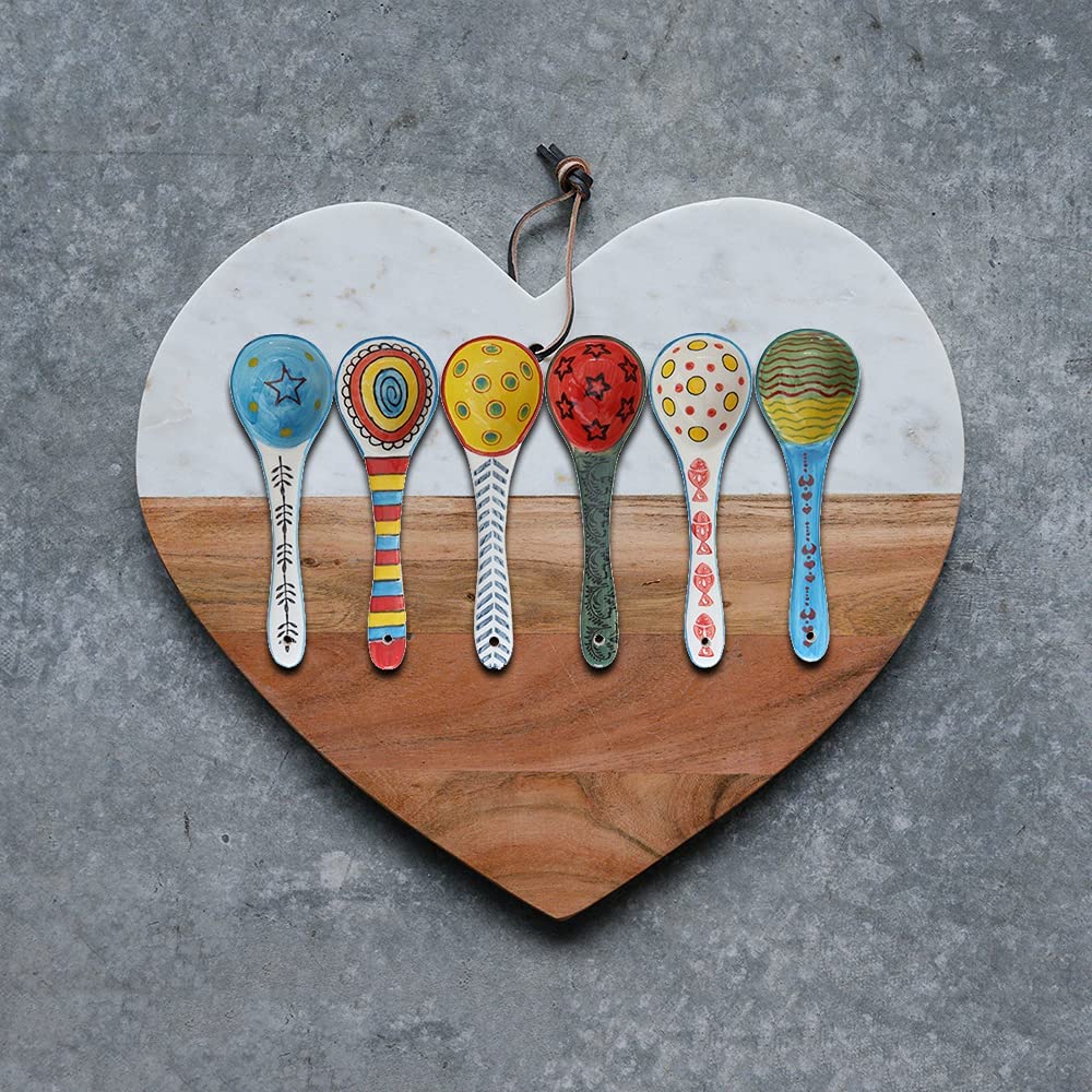 Cucharas cerámicas Heart & Home con patrones vibrantes para la mesa.