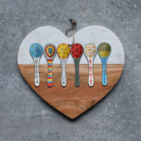 Cucharas cerámicas Heart & Home con patrones vibrantes para la mesa.