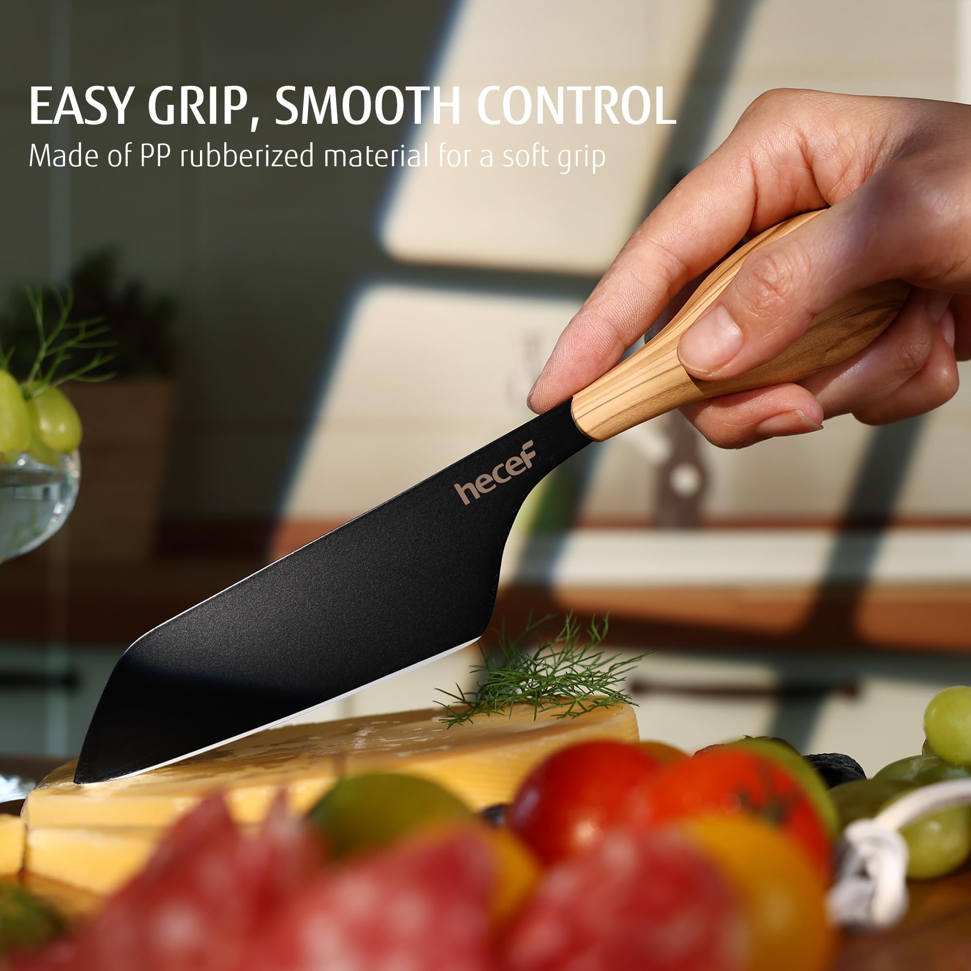 Tabla de presentación de quesos con cuchillos hecef y mango de madera.