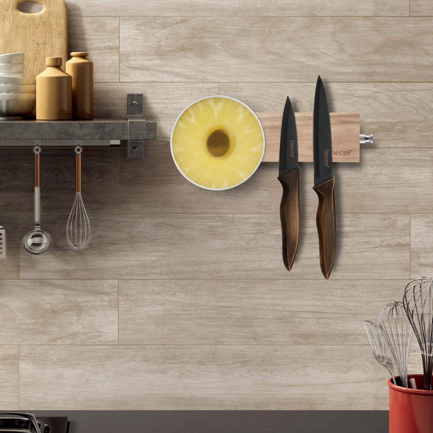 barra para utensilios metálicos en cocina moderna