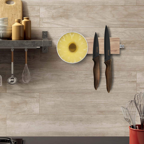 barra para utensilios metálicos en cocina moderna