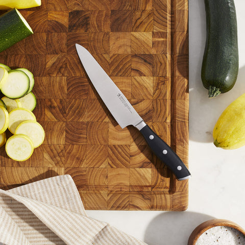 Cuchillo compacto HENCKELS Acento Forjado, uso diario en cocina y manejo cómodo.