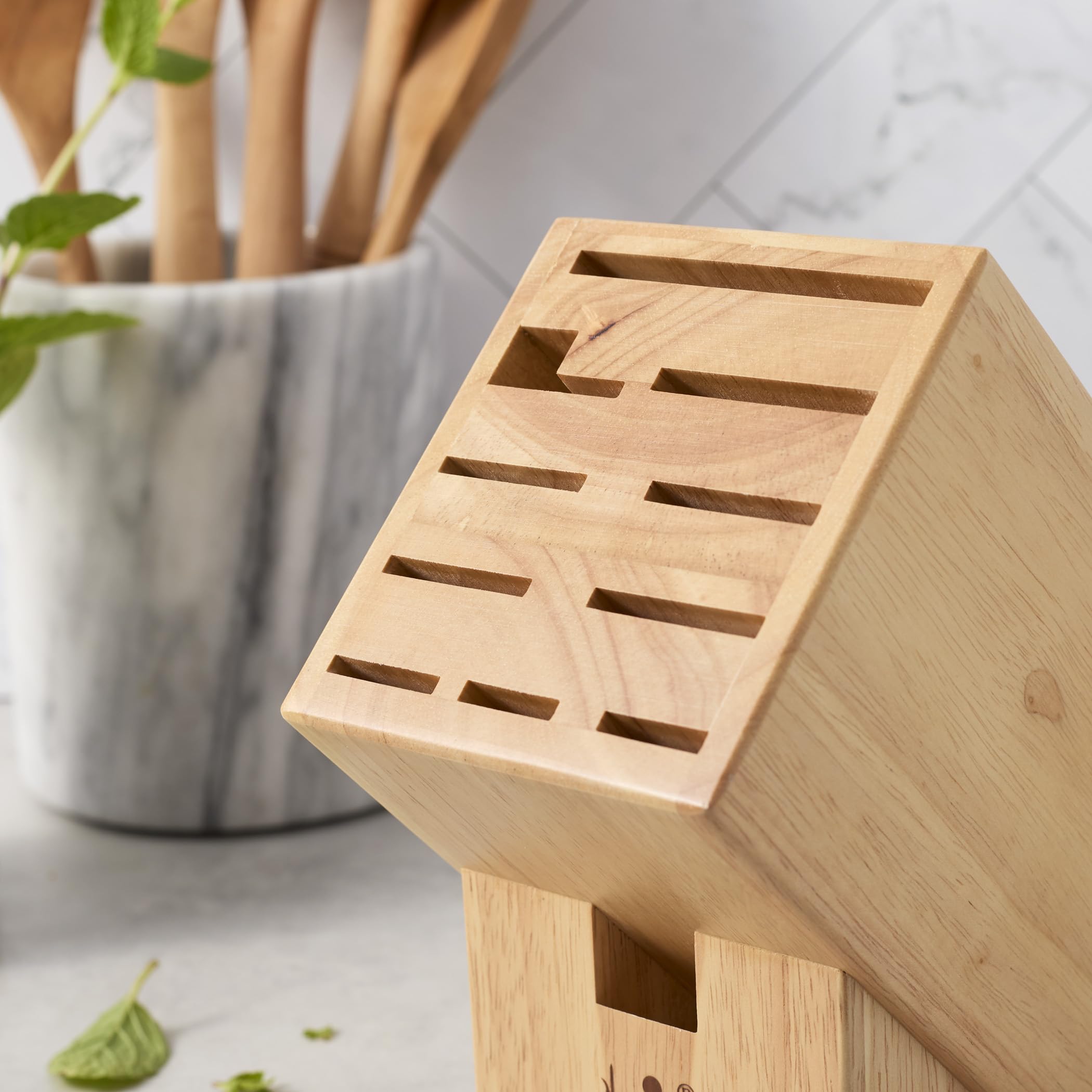 Henckels bloque de madera con acabado natural, aspecto elegante para la cocina.
