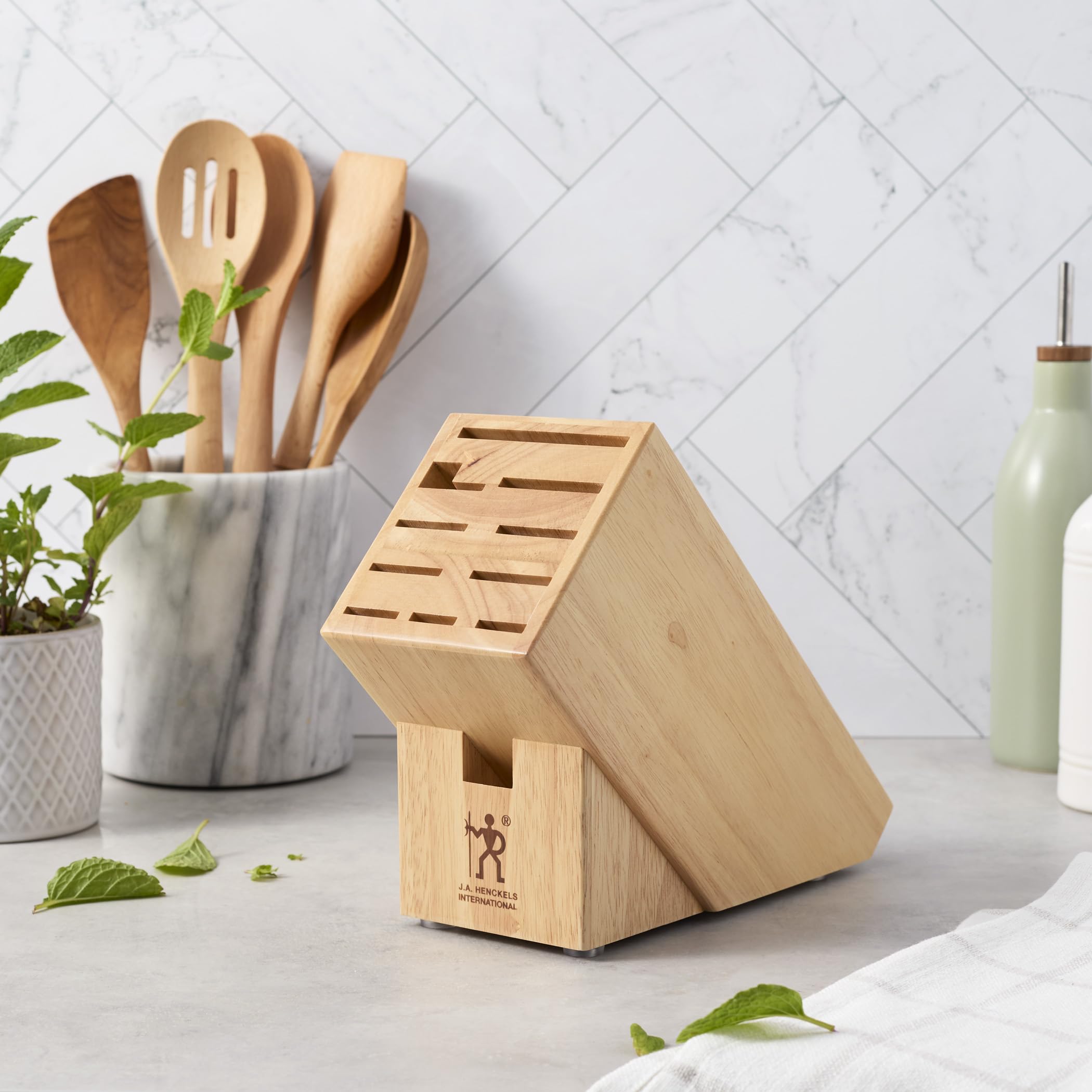 Henckels bloque de madera con ranuras para tijeras y afilador, herramientas al alcance.