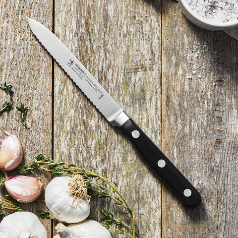 HENCKELS Classic Precision: corte de tomate en acción con cuchillo utilitario serrado