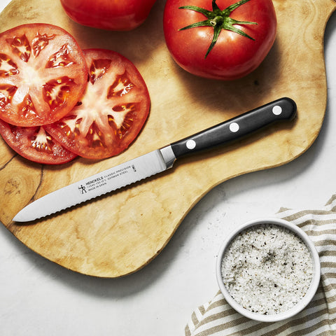 HENCKELS Classic Precision: mango curvo con triple remaches para corte cómodo y estable