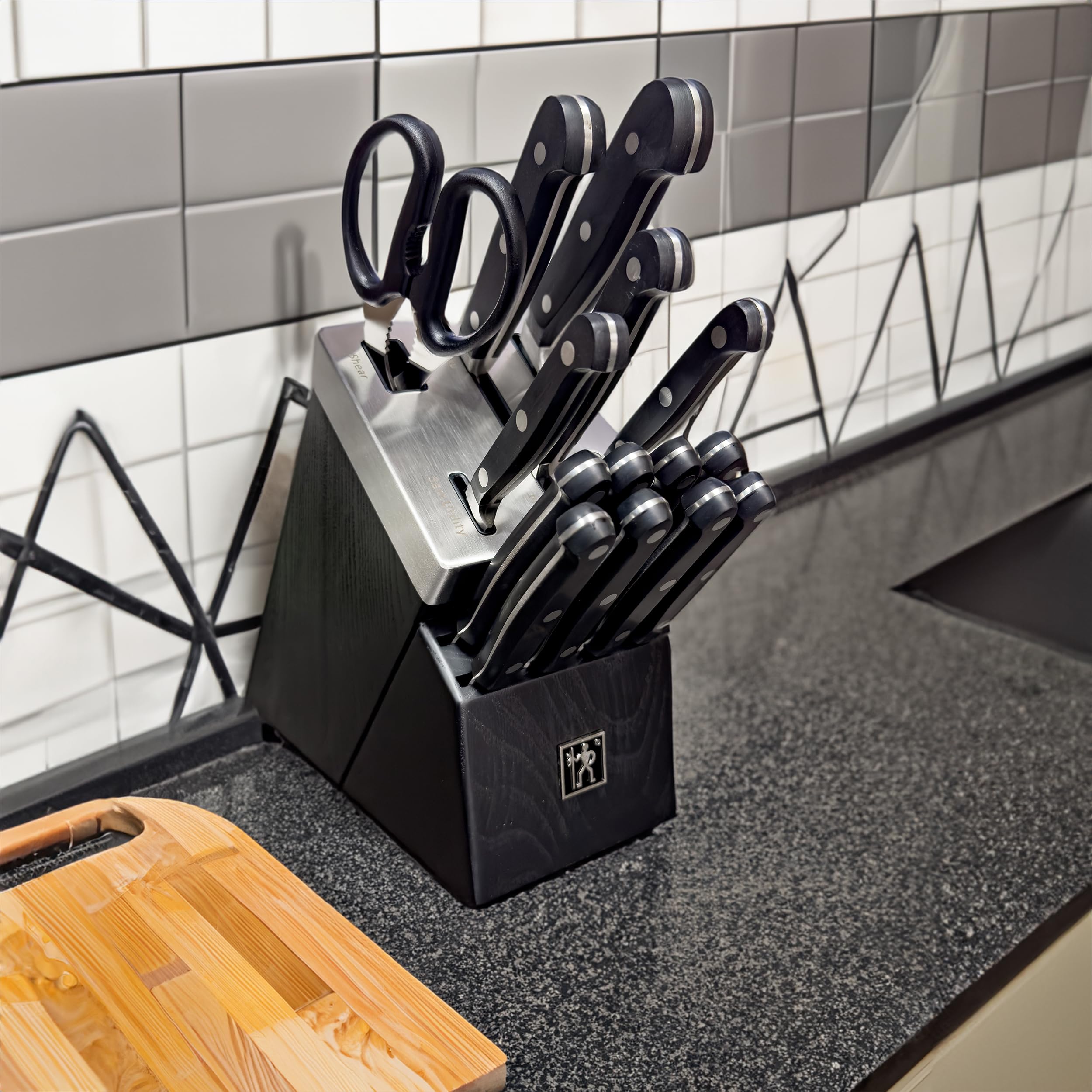 Cuchillo chef de 8 pulgadas Henckels Classic ofrece equilibrio y control en la cocina.