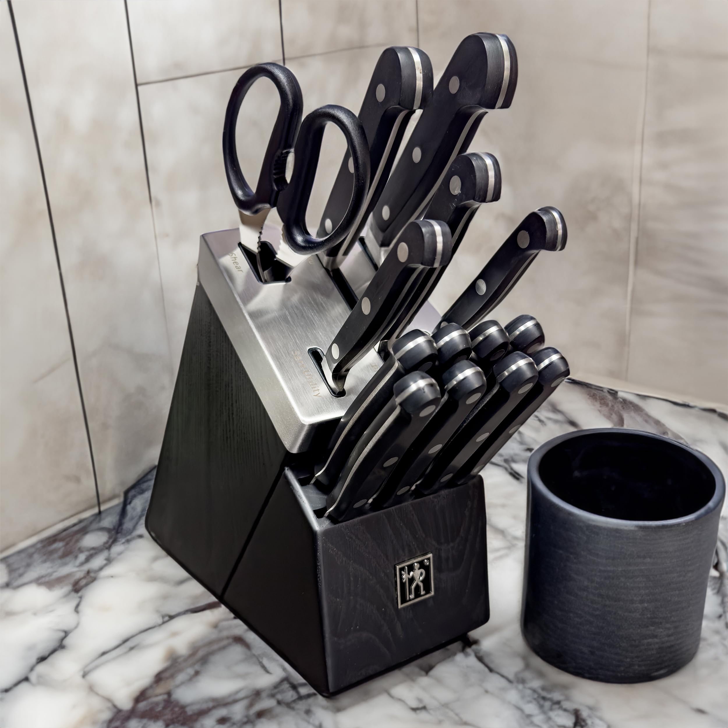 Tijeras de cocina Henckels Classic incluidas, útiles para hierbas y recortes rápidos.