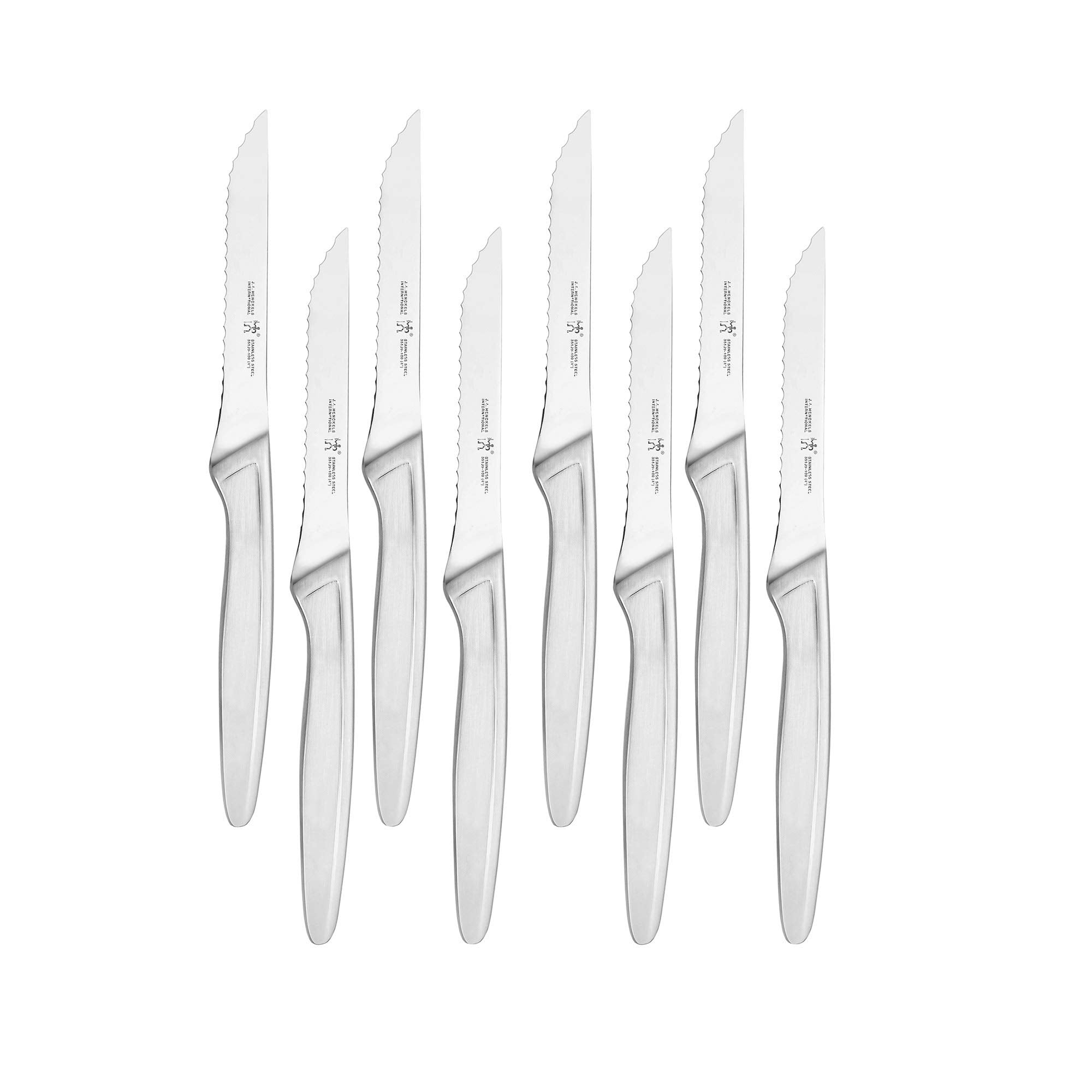 Cuchillos HENCKELS para bistec de 8 piezas sobre una mesa, filo de precisión.