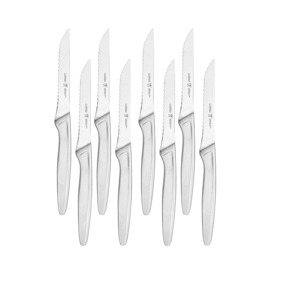 Cuchillos HENCKELS para bistec de 8 piezas sobre una mesa, filo de precisión.