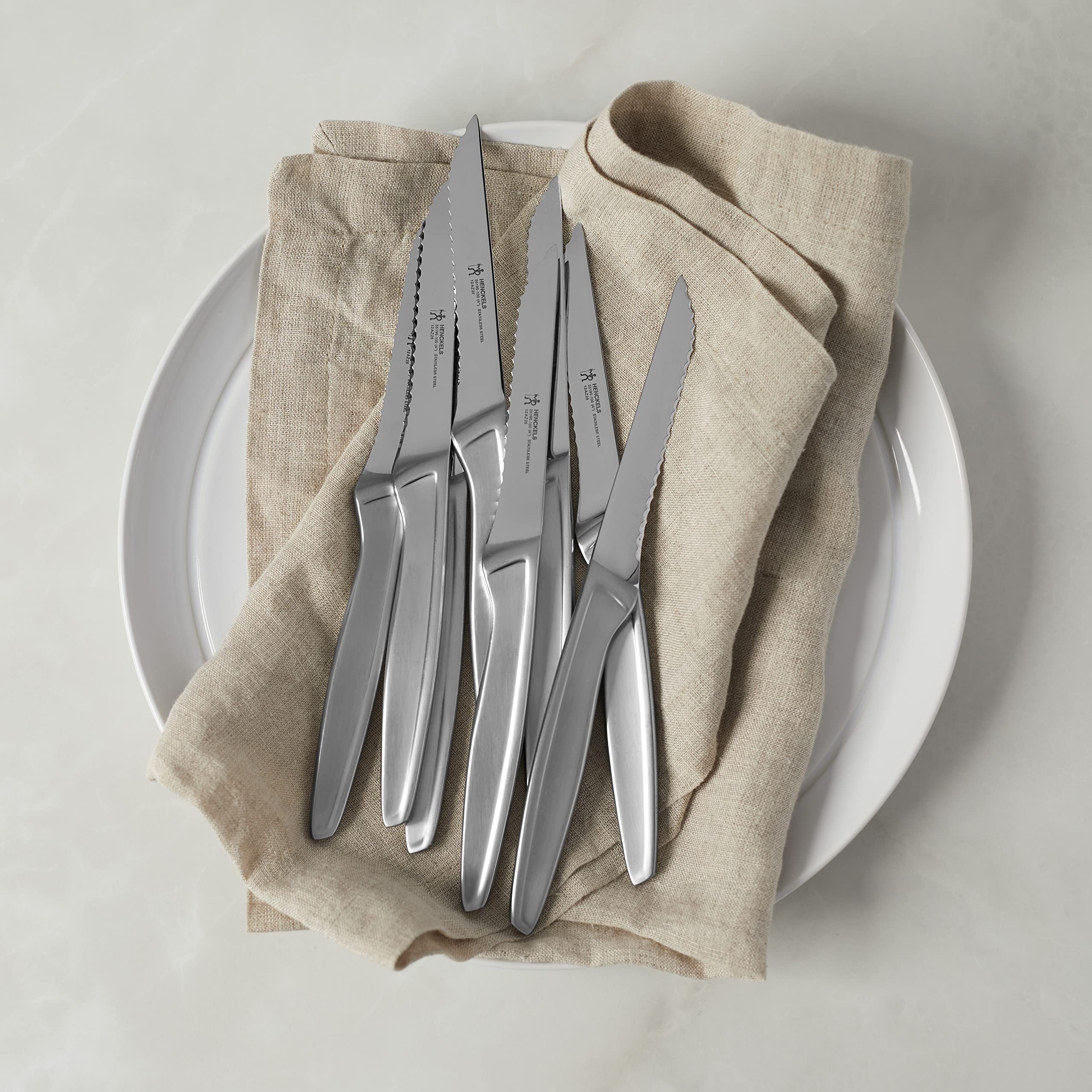 Cuchillos aptos para lavavajillas HENCKELS en estante.