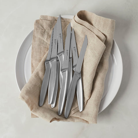 Cuchillos aptos para lavavajillas HENCKELS en estante.