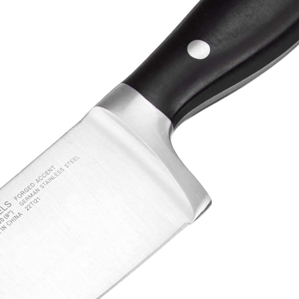 Escena de cocina con Henckels Forged Accent listo para cocinar