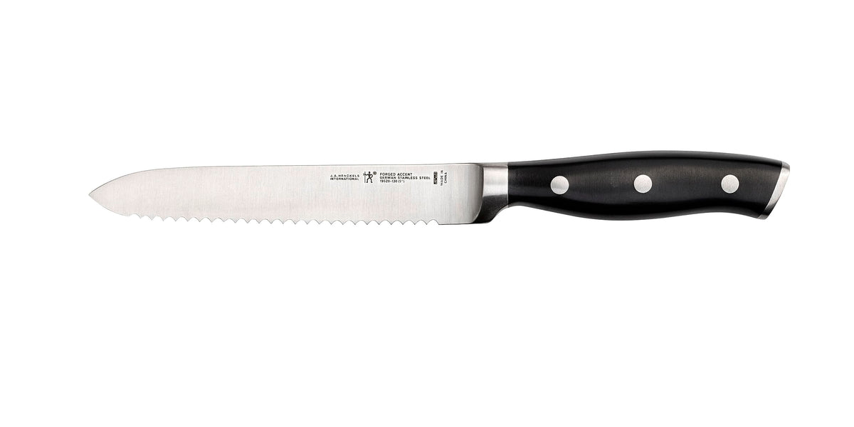 Cuchillo utilitario Henckels Forjado Acento con hoja serrada para tomate, precisión en rebanadas finas.