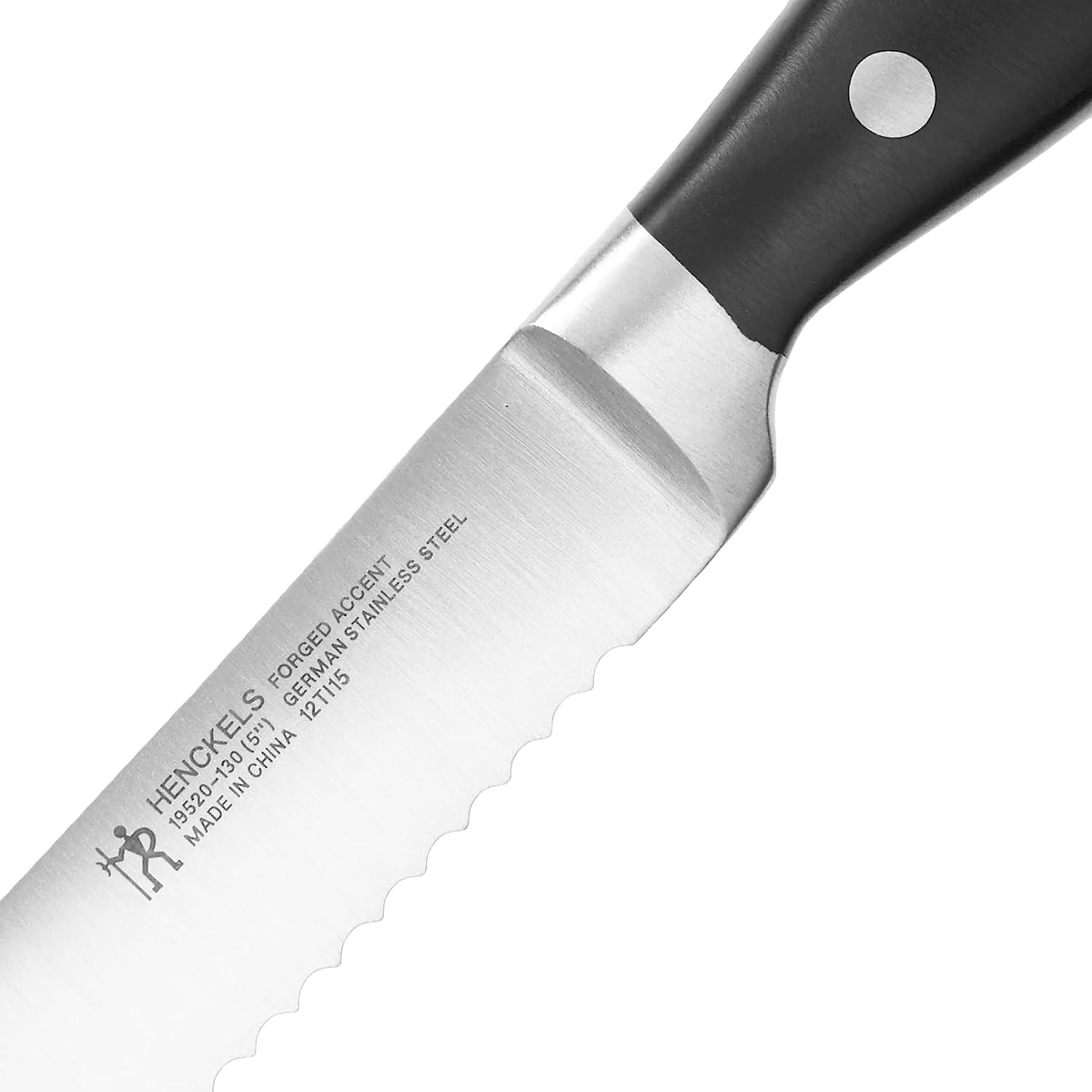 Diseño curvo con remata de acero aporta estética y organización en la cocina.