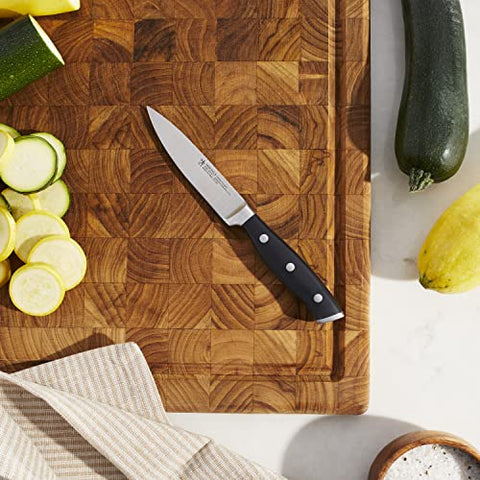 Hoja satinada de Henckels Forged Accent con filo preciso para cortes finos.