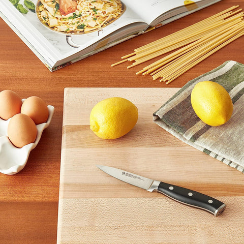 Mango curvo de Henckels Forged Accent con endcap de acero para mayor control.