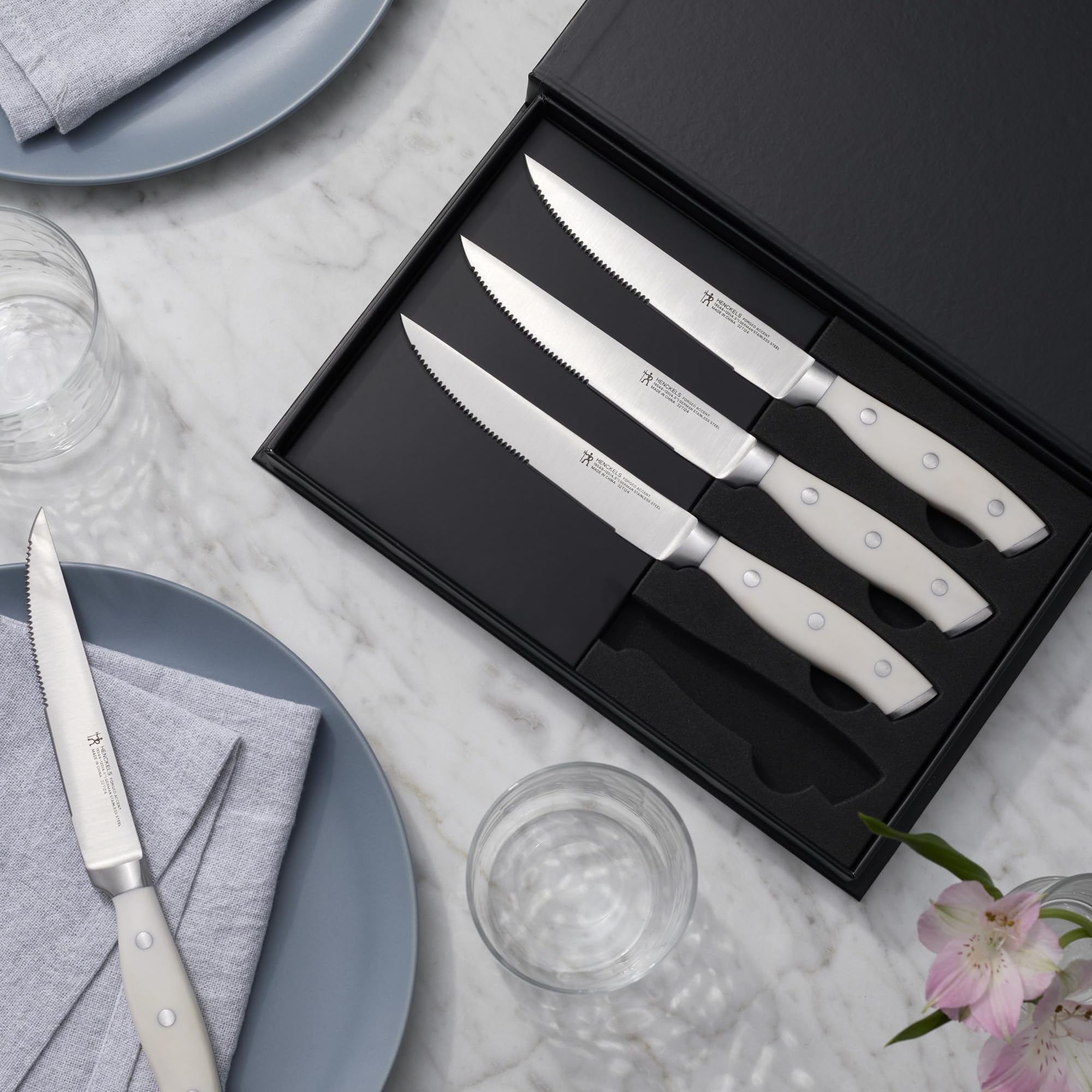 Mango ergonómico con tres remaches en cuchillo HENCKELS Forged Accent