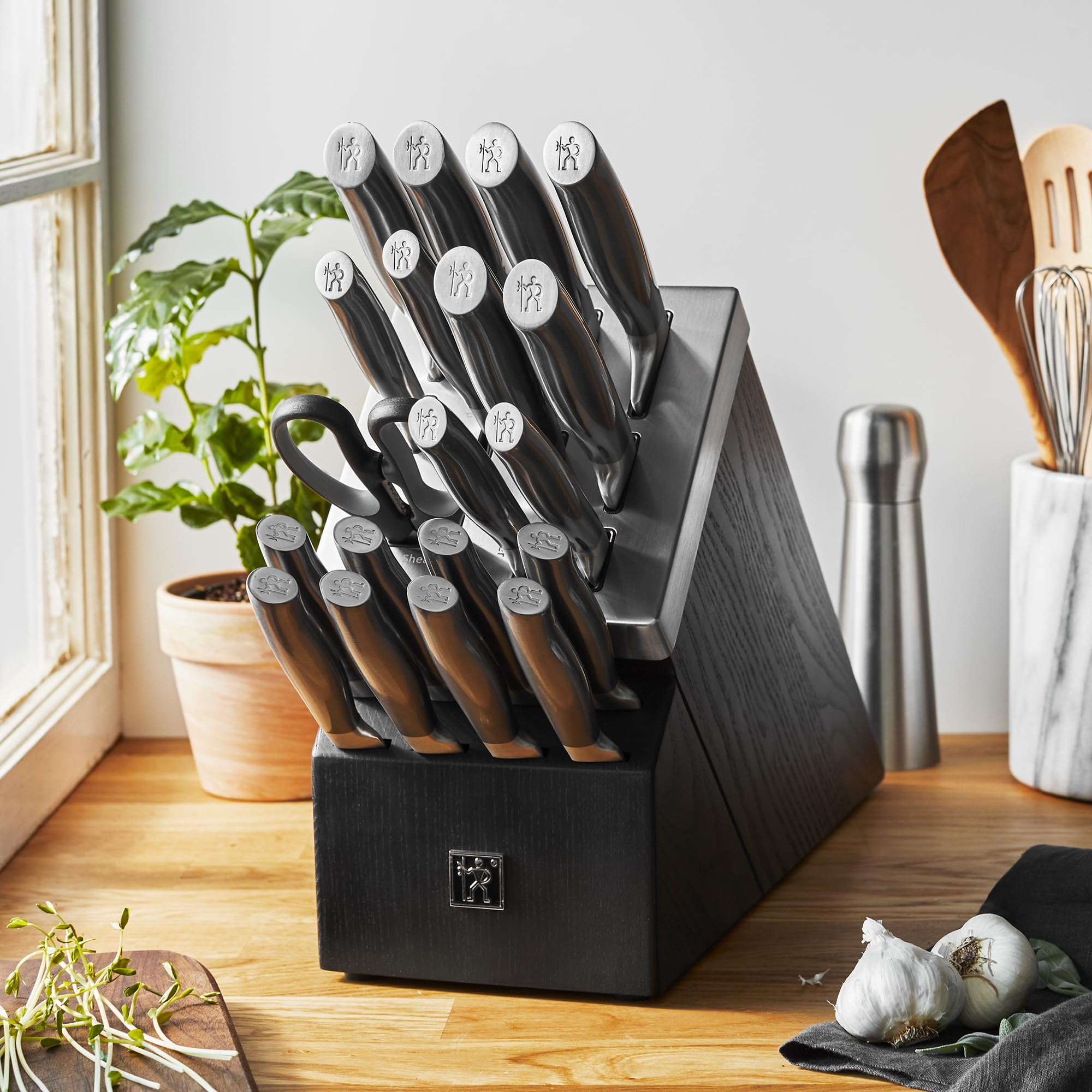 HENCKELS Graphite: mecanismo autoafilante en el bloque que mantiene los filos tras cada uso.