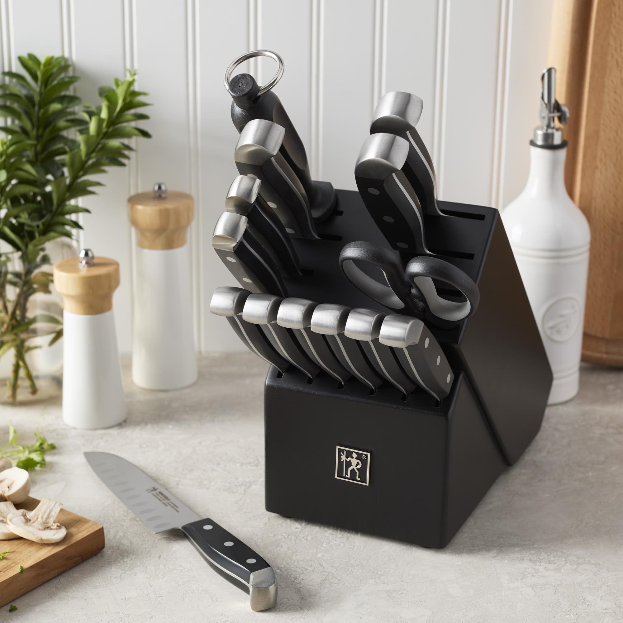 Santoku Henckels 7 pulgadas, borde hueco reduce adherencias.