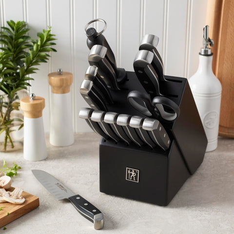 Santoku Henckels 7 pulgadas, borde hueco reduce adherencias.