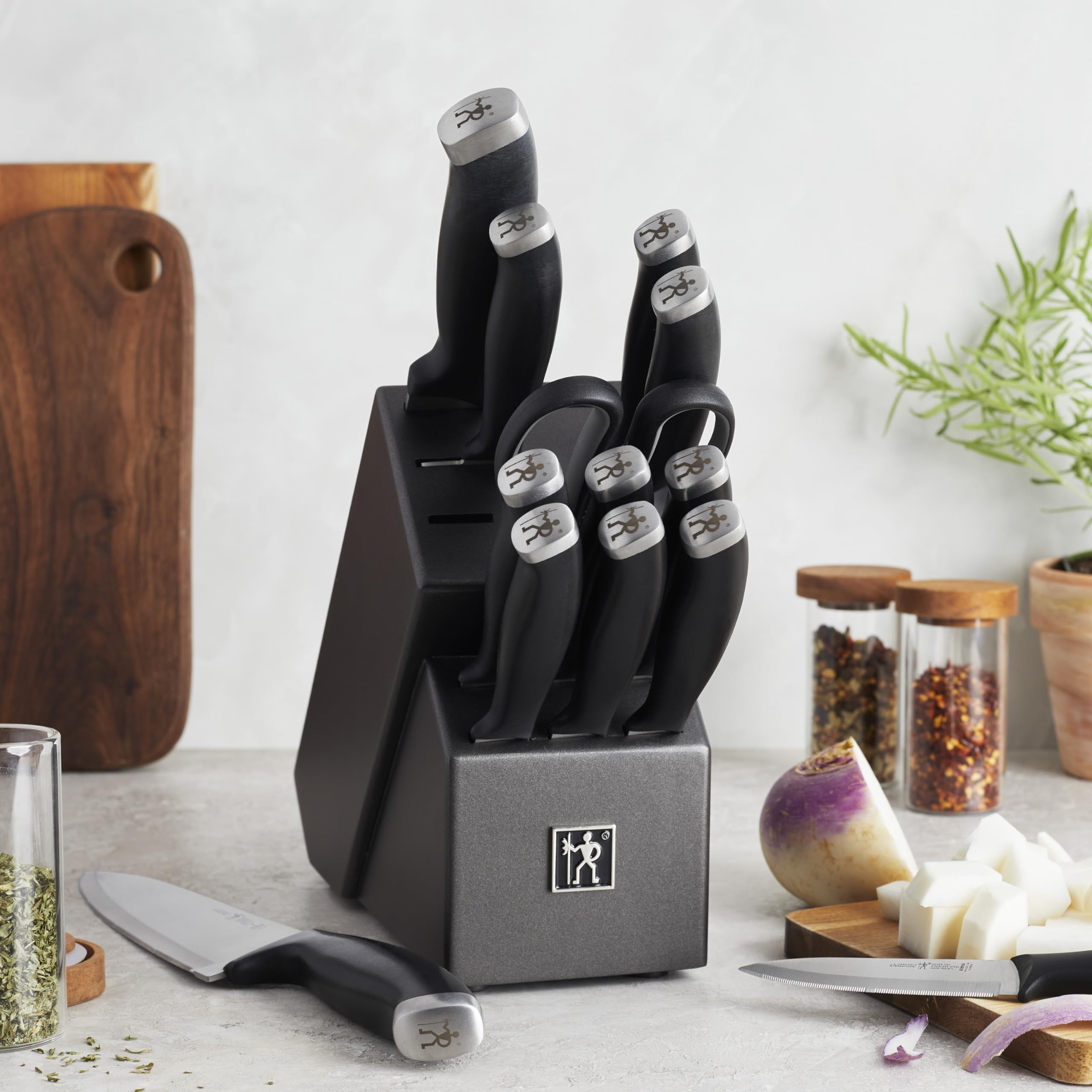 Cuchillo chef de 8 pulgadas de Henckels Silvercap facilita picar hierbas con control.