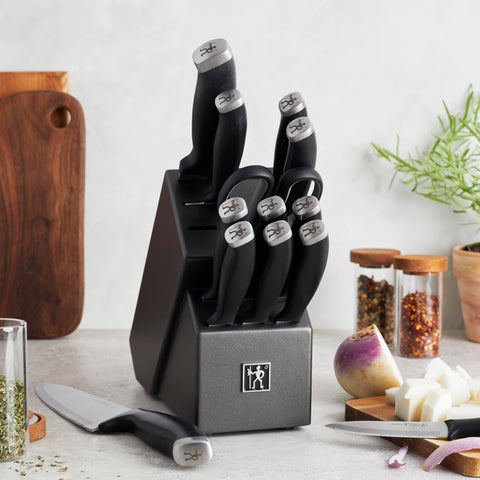 Cuchillo chef de 8 pulgadas de Henckels Silvercap facilita picar hierbas con control.
