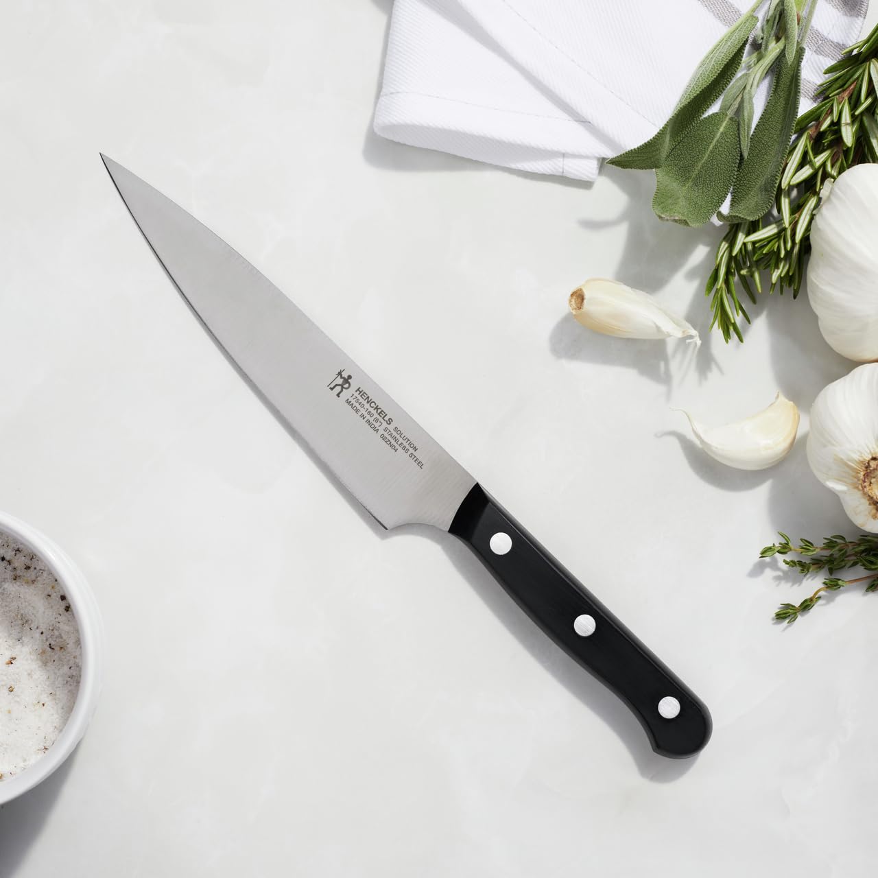 Corte limpio y afilado con Henckels Solución, ideal para frutas y quesos.