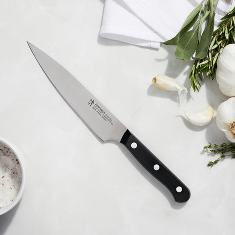 Corte limpio y afilado con Henckels Solución, ideal para frutas y quesos.