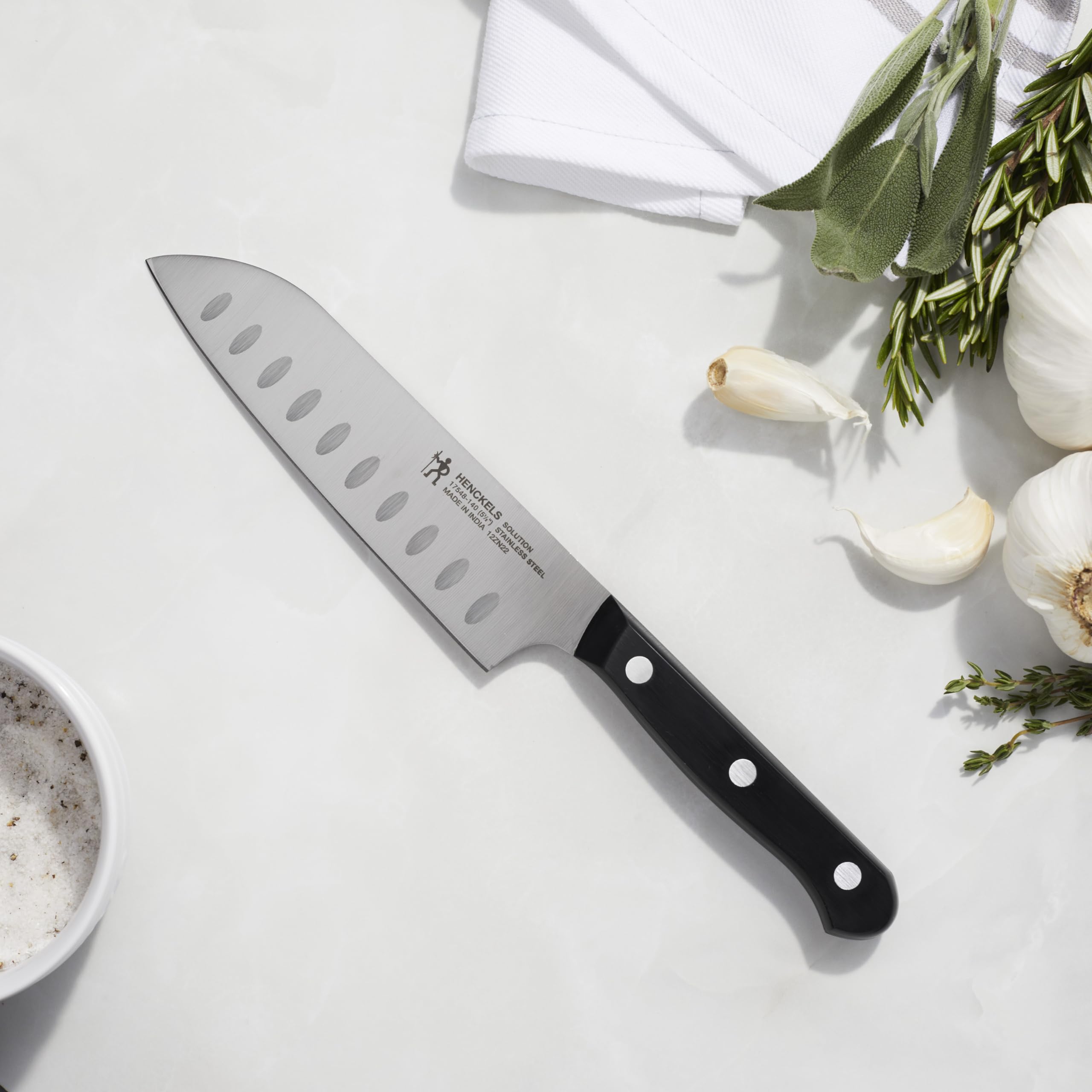 Diseño compacto ofrece control y precisión en tareas diarias de cocina.
