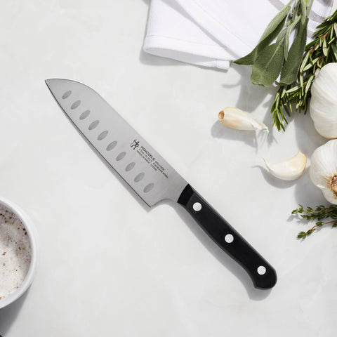 Diseño compacto ofrece control y precisión en tareas diarias de cocina.
