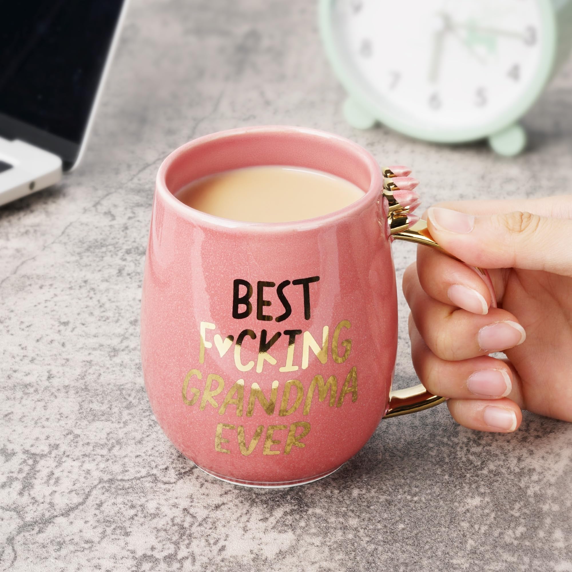 Taza Hendson acabado dorado brillante, toque elegante en la mesa.