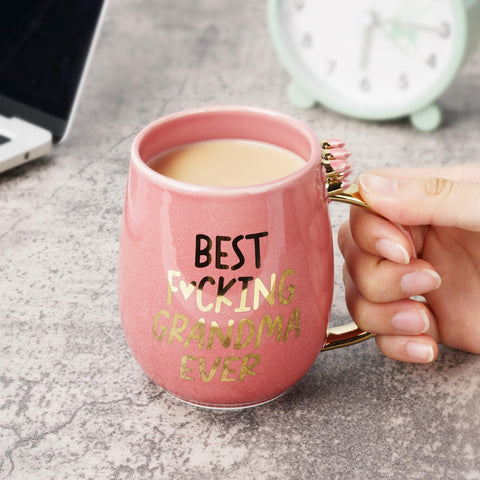 Taza Hendson acabado dorado brillante, toque elegante en la mesa.