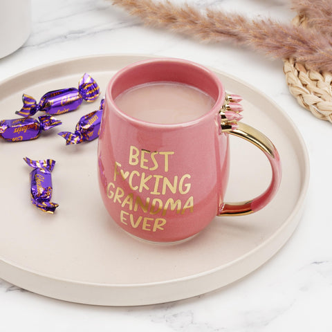 Taza Hendson asa ergonómica dorada, agarre cómodo diariamente.