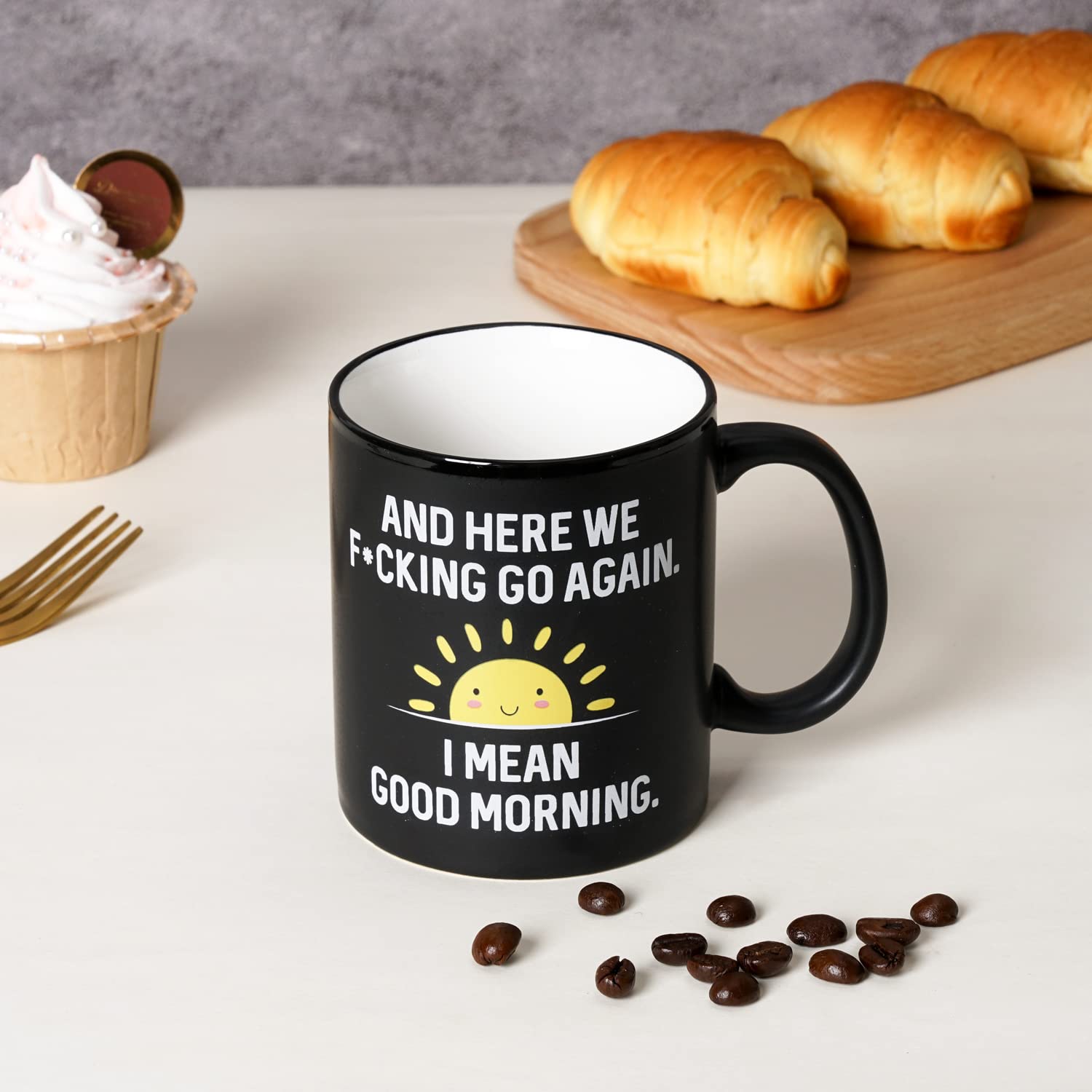 Taza Hendson con borde blanco brillante, detalle moderno.