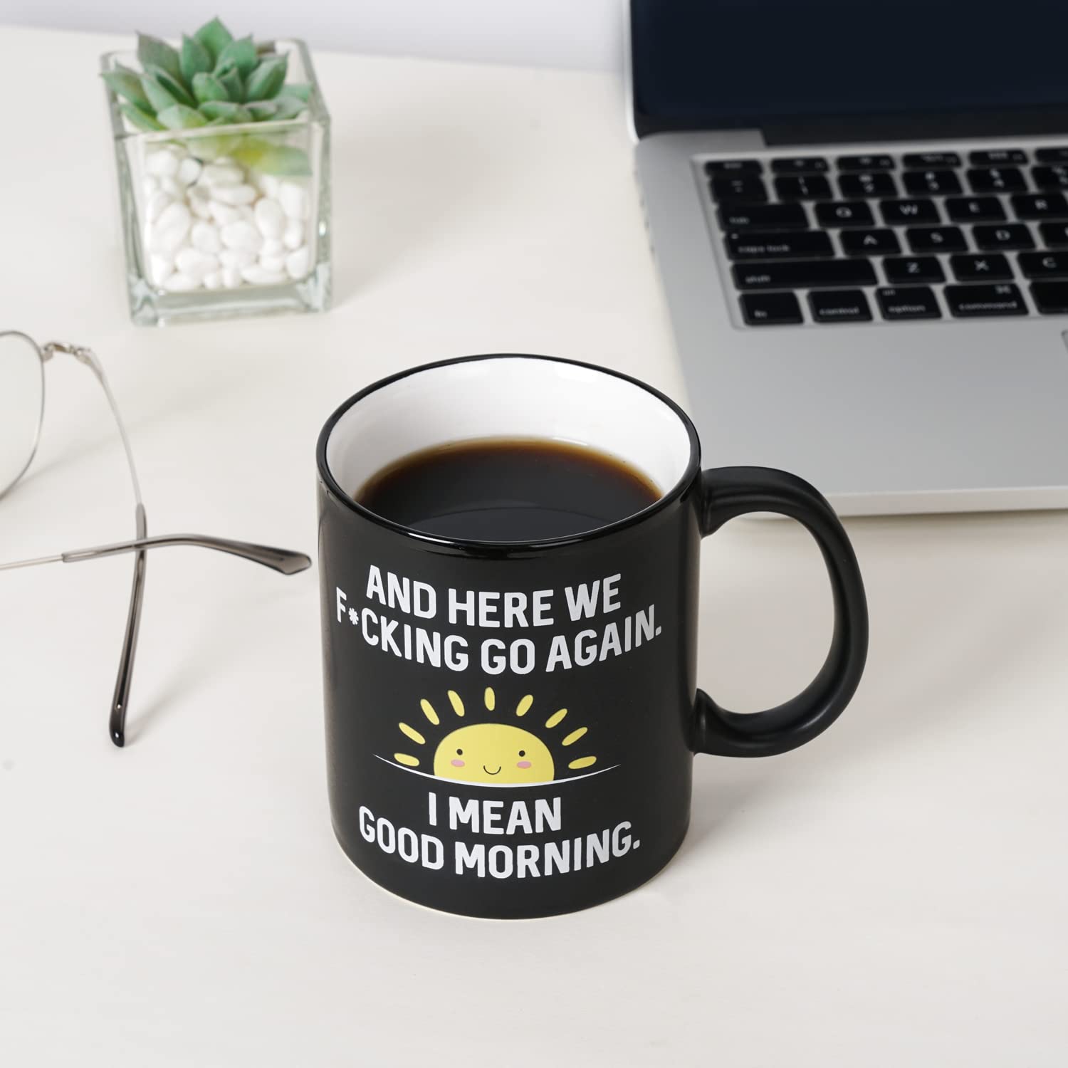 Taza Hendson negro mate con texto blanco llamativo, ideal para decorar.