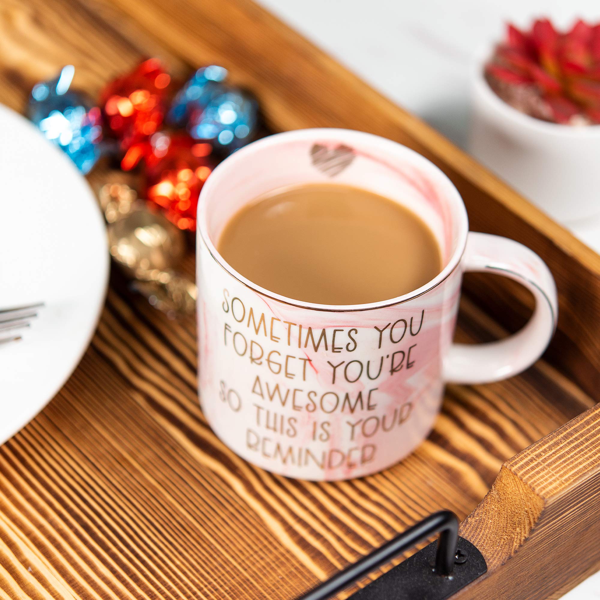 Taza Hendson con diseño rosa marmol y dorado interior