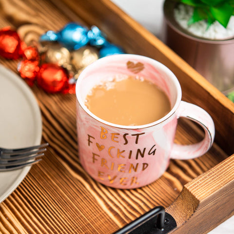 Detalle dorado en taza Hendson marmol rosa, añade toque elegante.