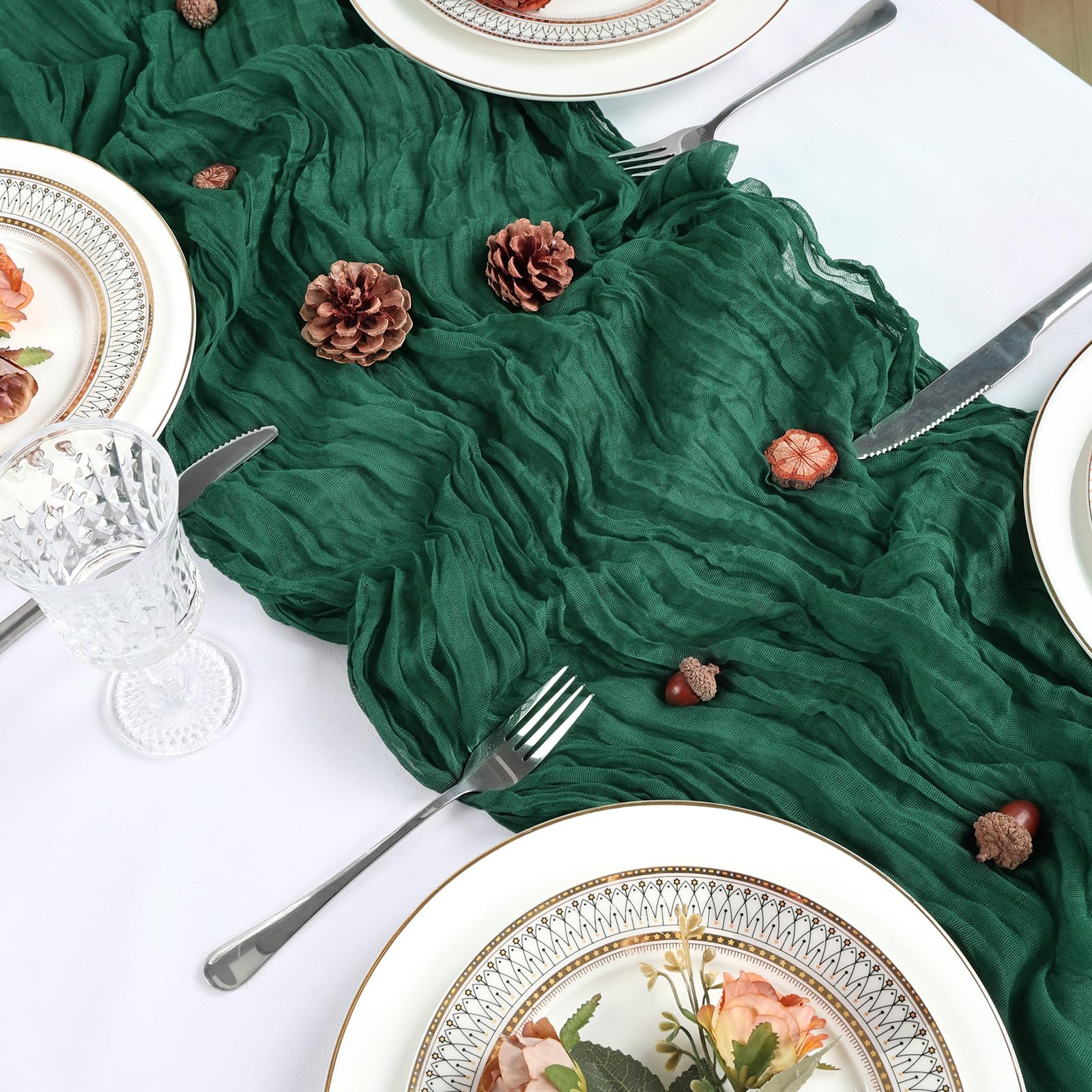 Heneger drapeado para ambiente de mesa con gasa verde esmeralda.