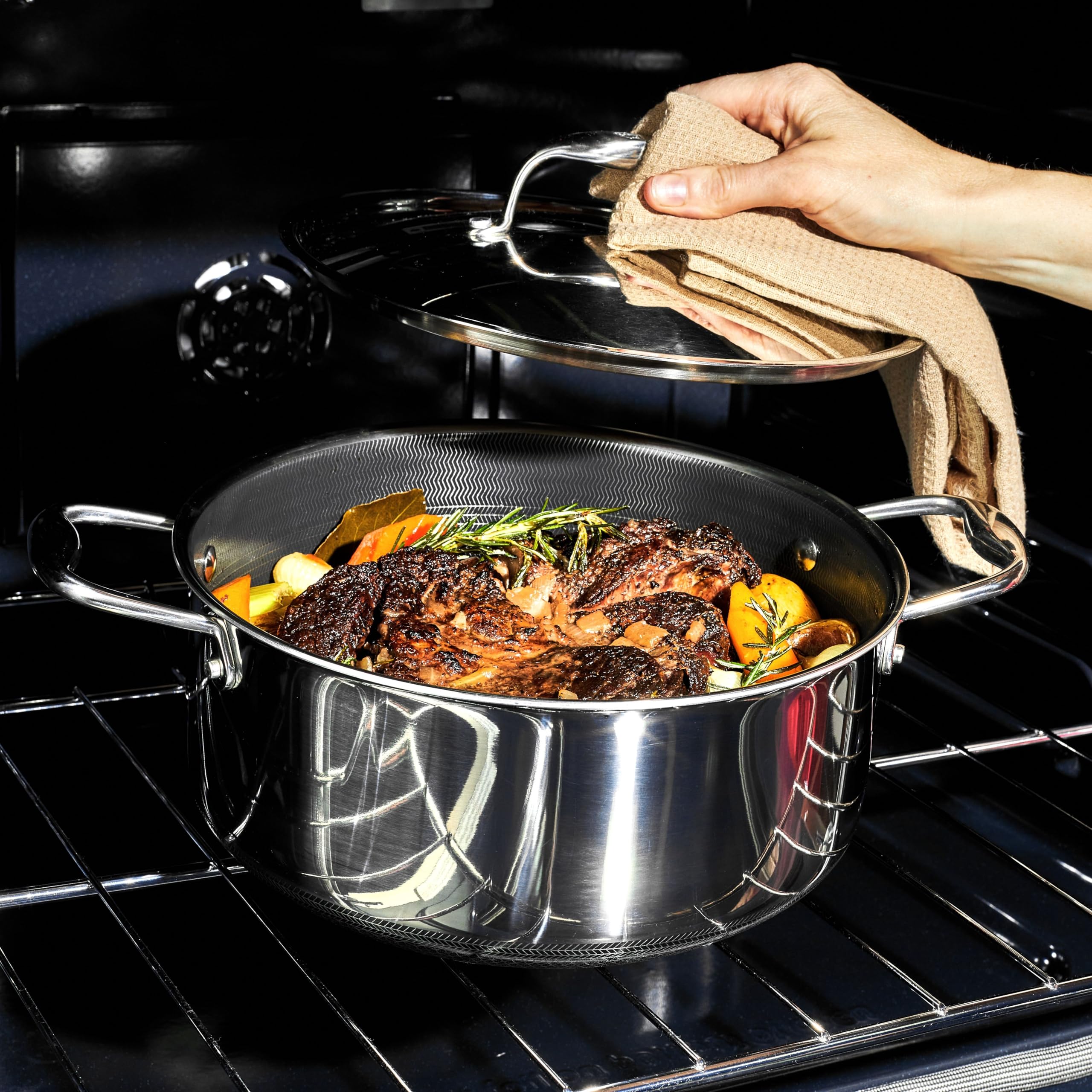 HexClad olla híbrida con mango frío facilita el manejo en la cocina.